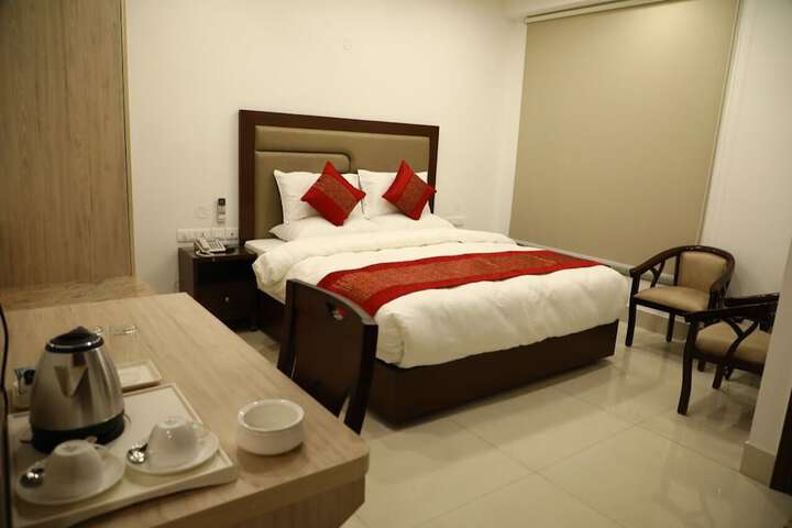Room 10 of 16