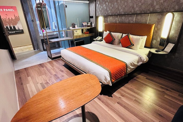 Room 9 of 34