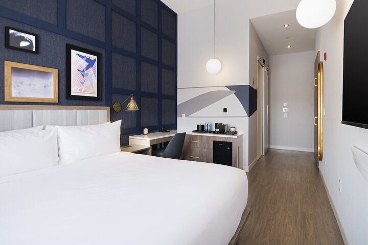 Skylight Standard King Bed Accessible (8 of 16)
