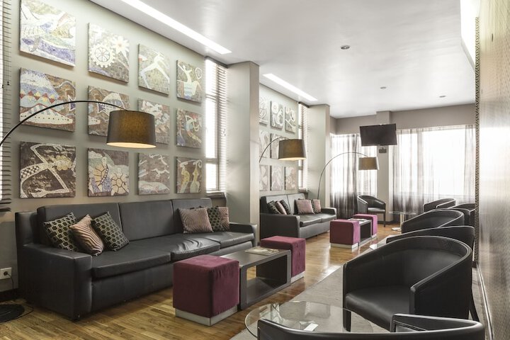 Lounge 37 of 48