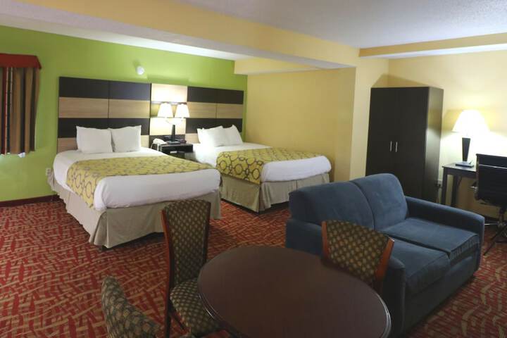 2 Queen Beds (9 of 13)
