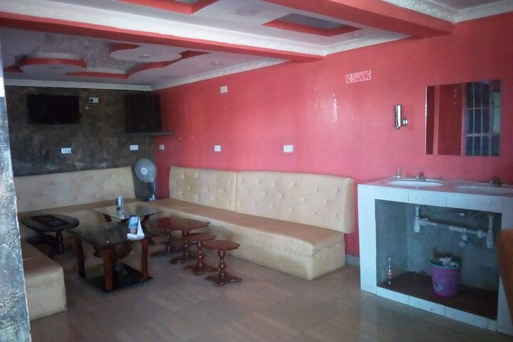Lounge 15 of 22