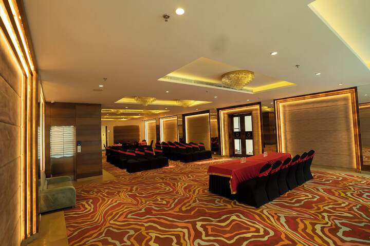 Ballroom/Hall 48 of 60