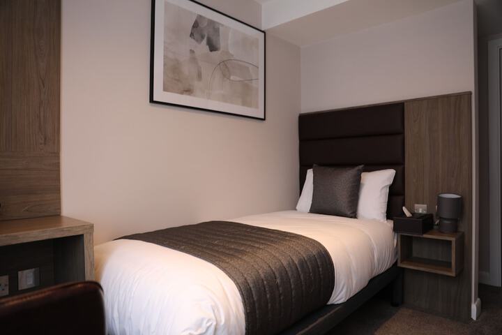 Room 32 of 76