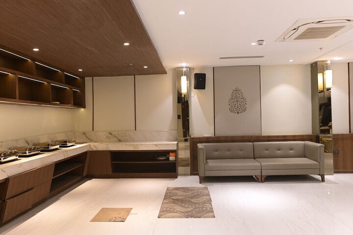 Ballroom/Hall 65 of 72