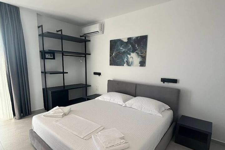 Room 5 of 11