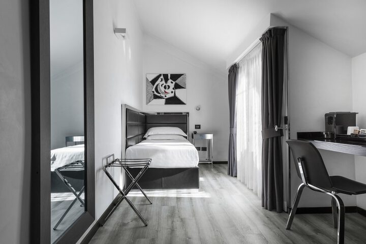 Room 8 of 34