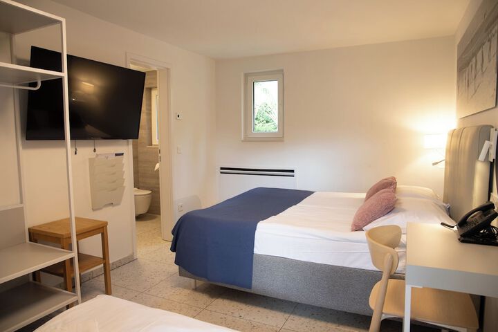 Room 18 of 120