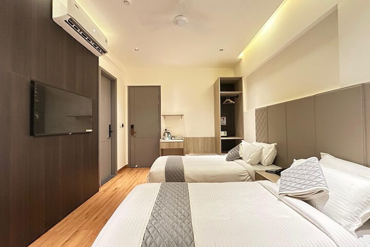 Room 7 of 9