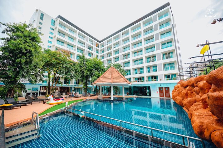 Hotel with Pool