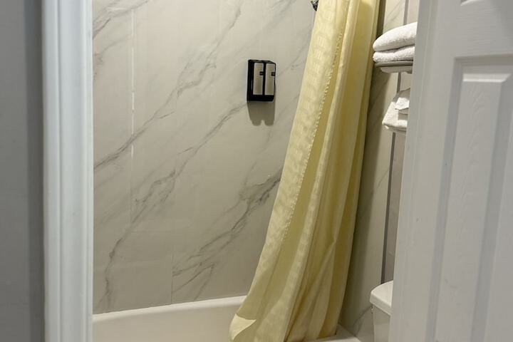 2 Queen Beds (2 of 8)