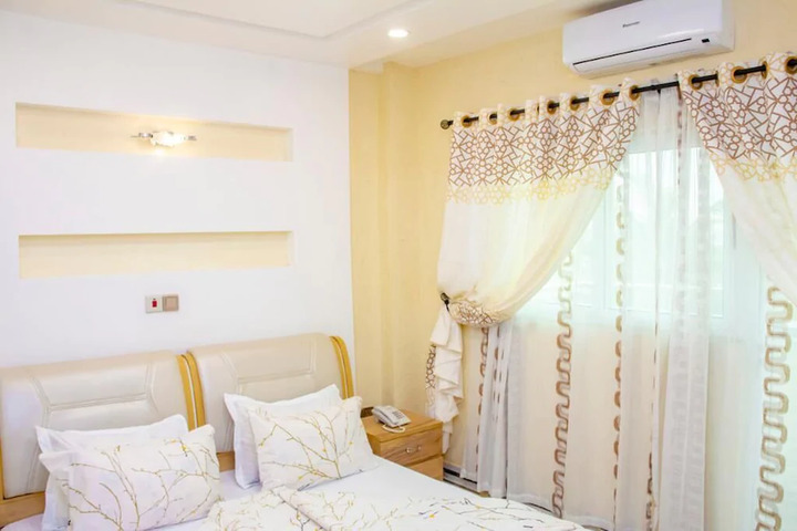 Room 8 of 9