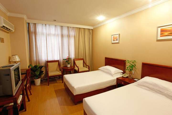 Room 8 of 33