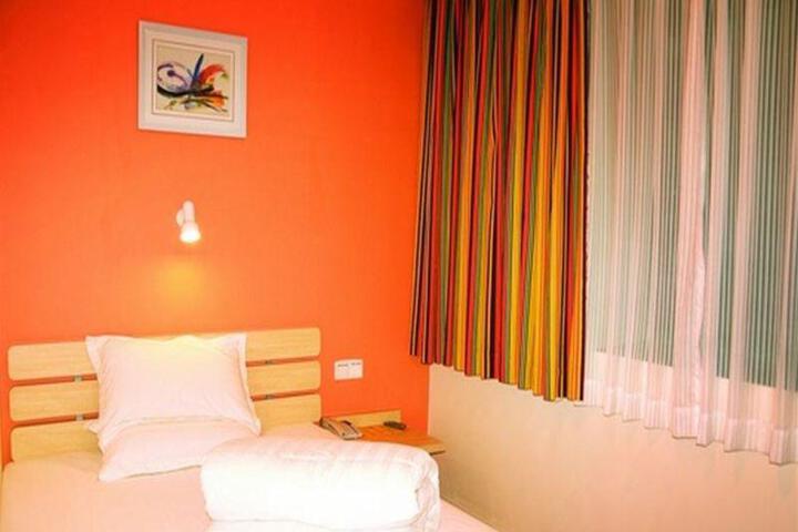 Room 5 of 10