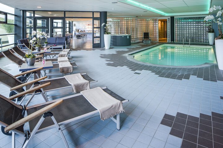 Hotel Pool