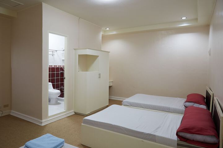 Room 16 of 38