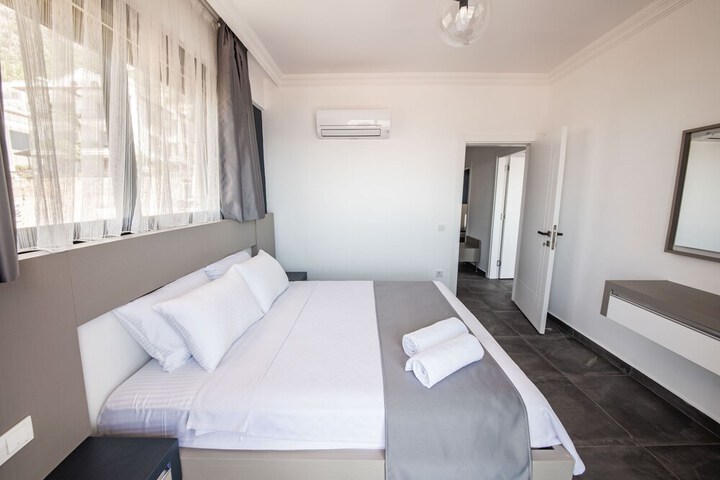 Room 8 of 36