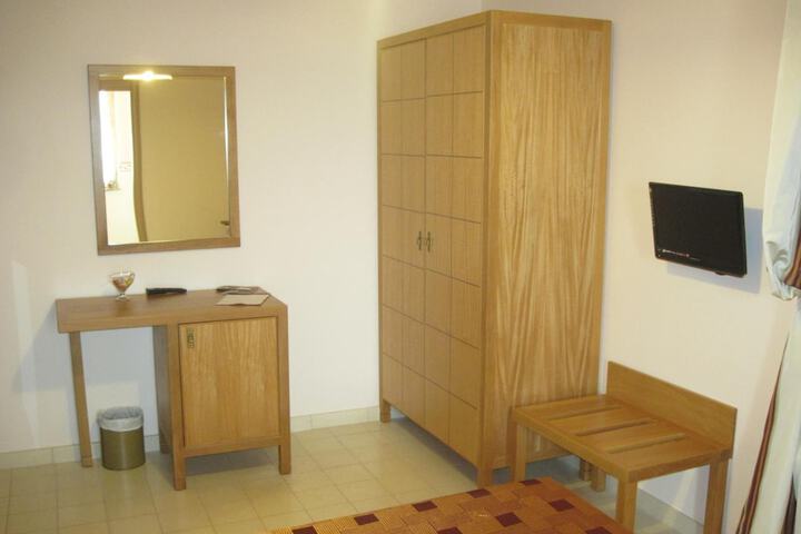 Room 25 of 42