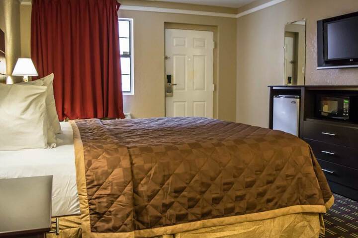 1 King Bed (4 of 19)