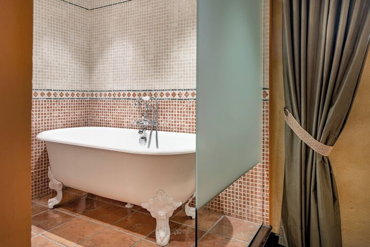 Room 27 of 99