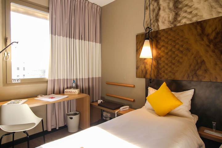 Room 21 of 198