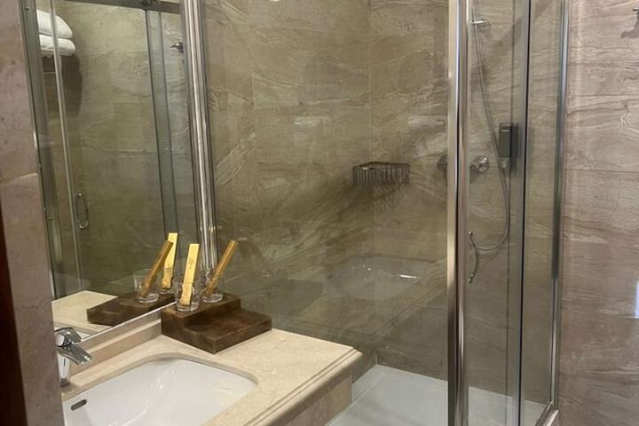 Room 15 of 110