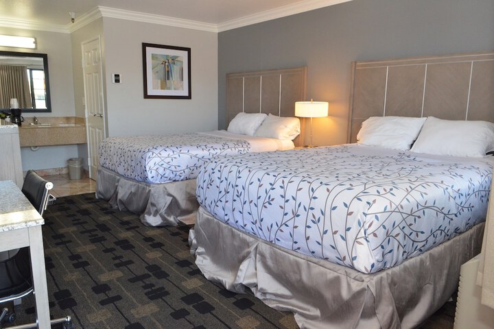 Queen Bed Accessible (18 of 45)