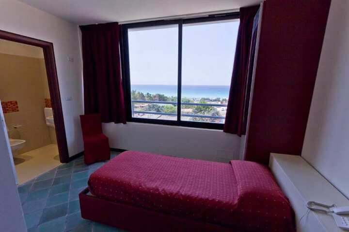 Room 13 of 25