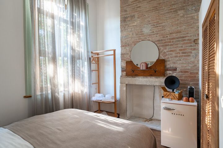 Room 11 of 28