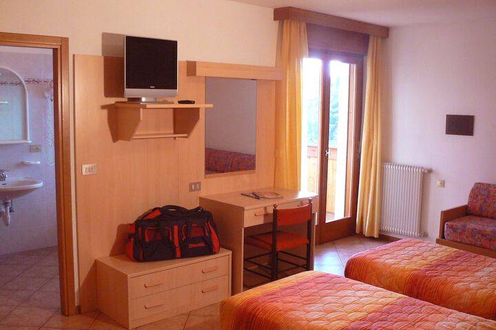Room 3 of 34