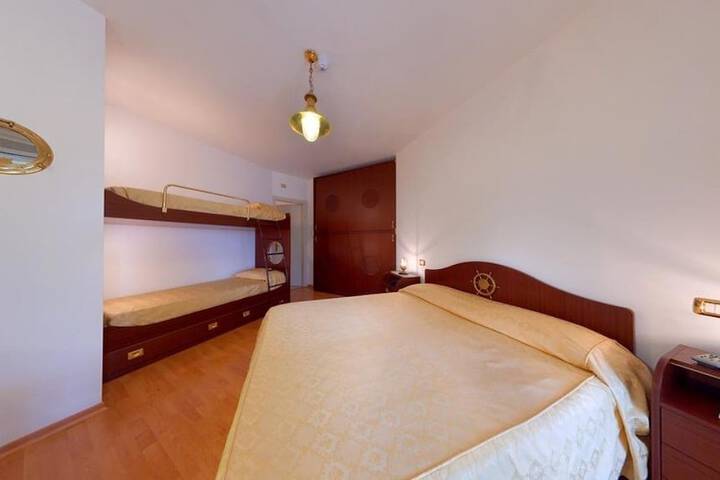 Room 5 of 38