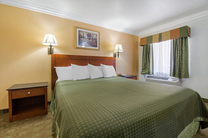 Room 12 of 28
