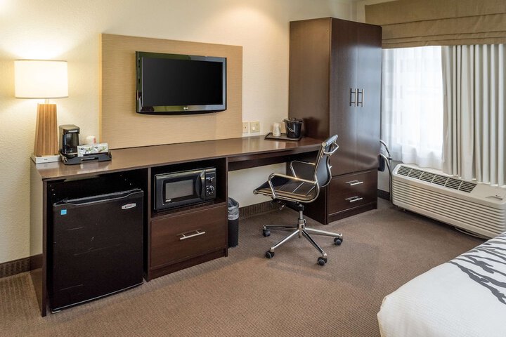 Queen Bed Accessible (13 of 14)