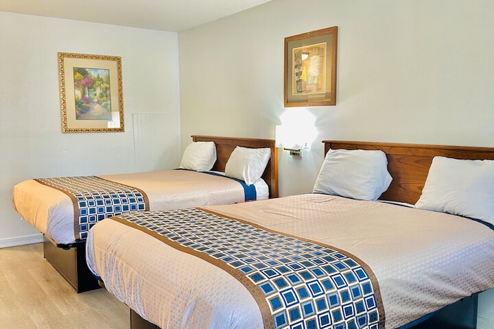 1 Queen Bed (6 of 24)