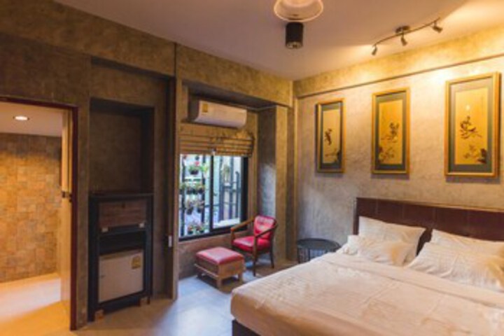 Room 10 of 32