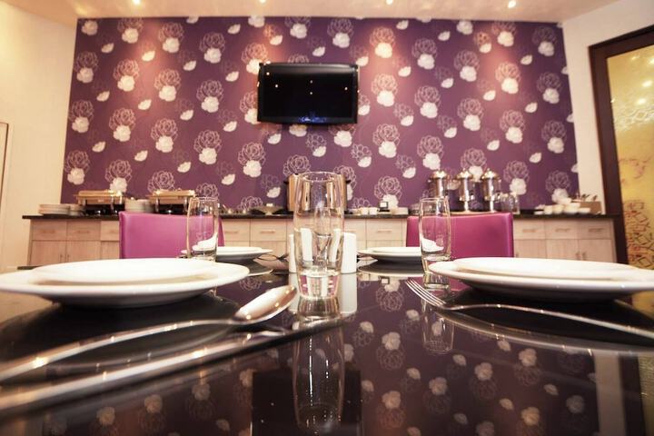 Dining 8 of 16