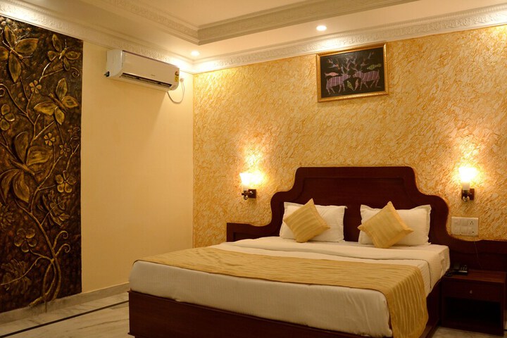 Room 9 of 32