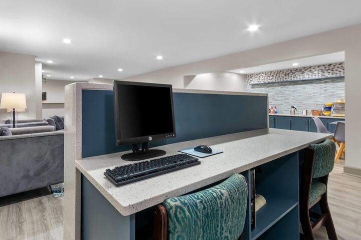 Business Center 24 of 26