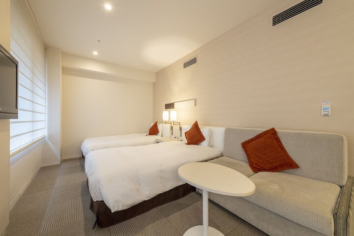 Room 12 of 38