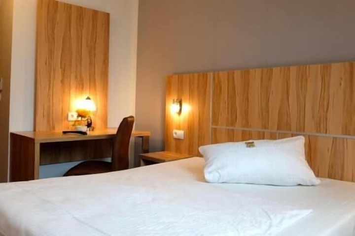 Room 10 of 38