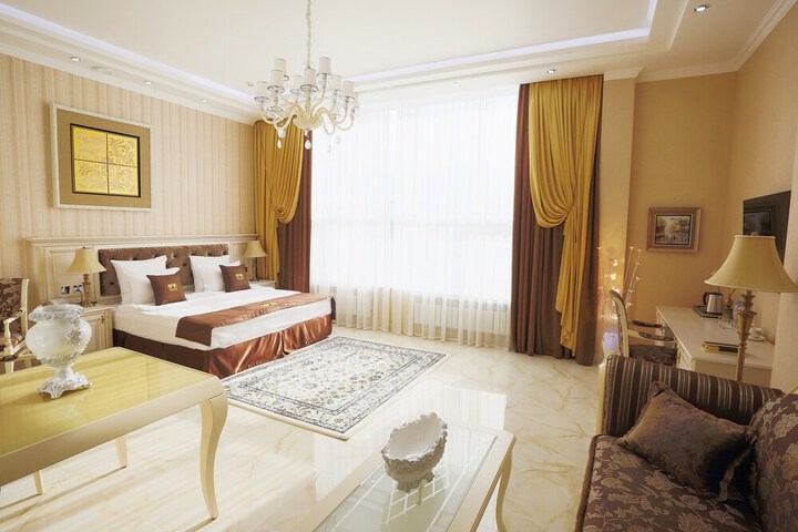 Room 30 of 102