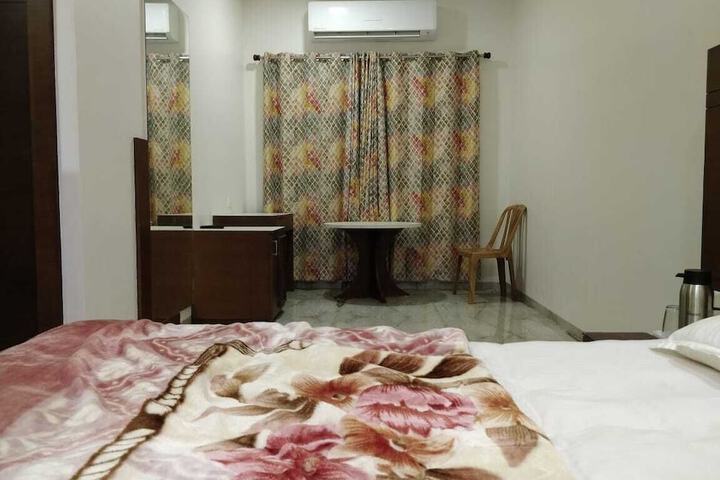 Room 4 of 18