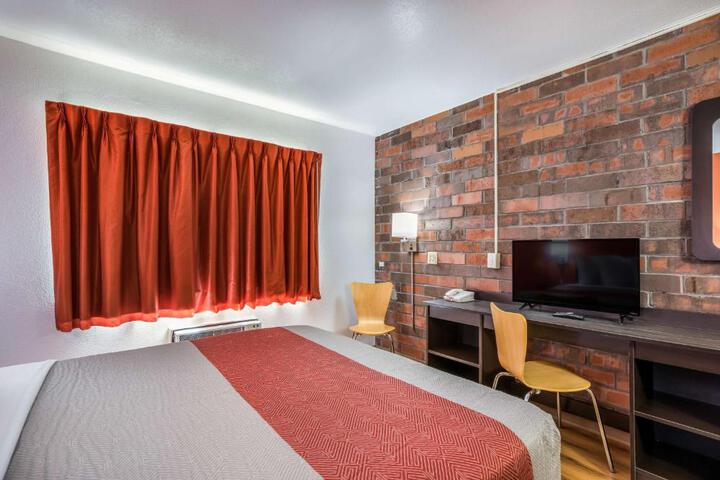 1 Queen Bed (7 of 10)