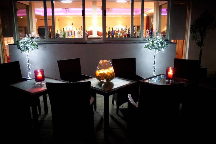 Lounge 53 of 64