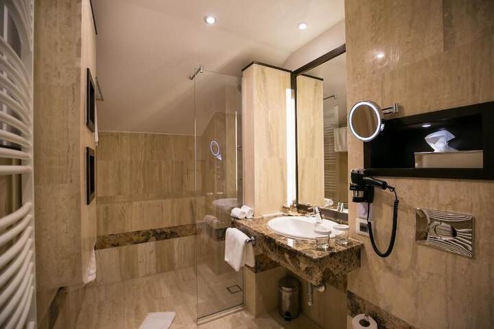 Room 35 of 63