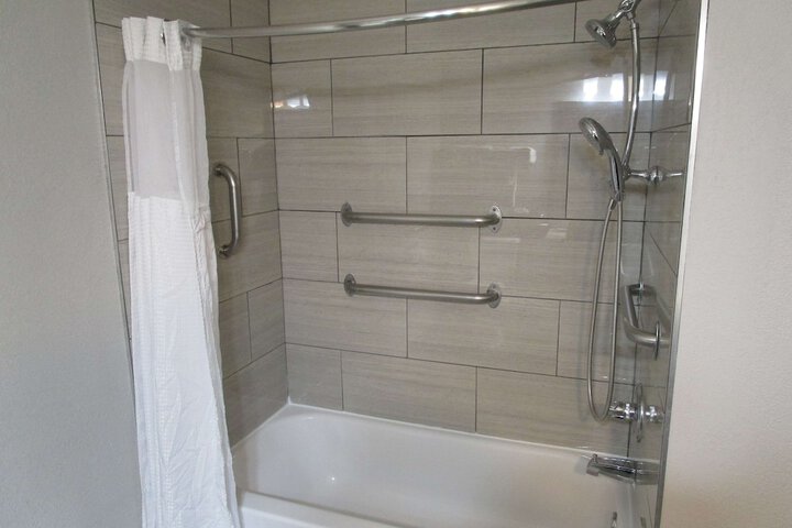 1 King Bed Pillowtop Microfridge 37in Led TV High Speed Full Breakfast (1 of 15)