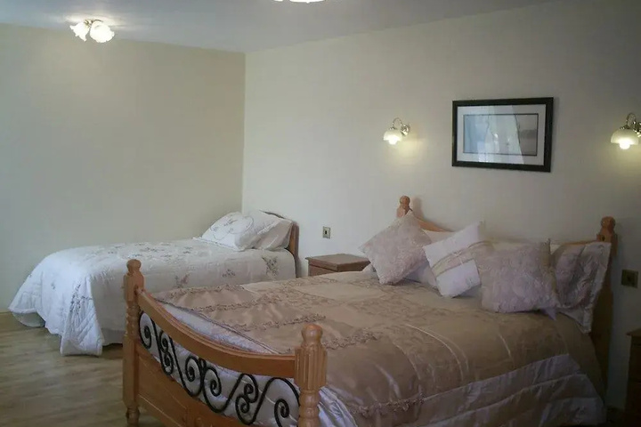 Room 6 of 17