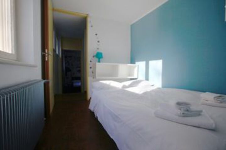 Room 5 of 18