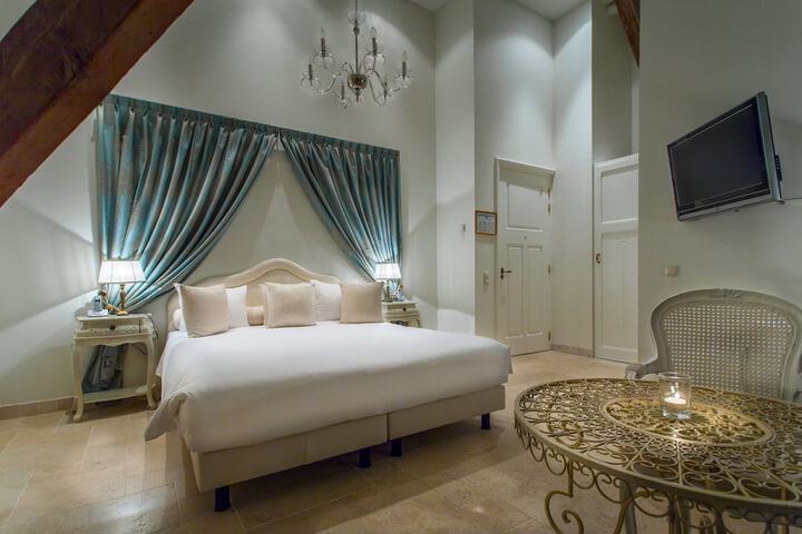 Room 2 of 32