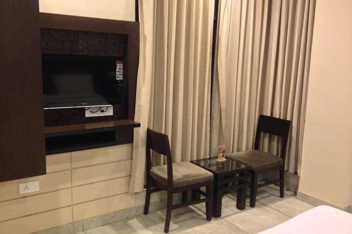 Room 13 of 34